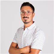 Profesor titulado en Diseño Multimedia con más de 10 años de experiencia en diseño on/offline y edición de video.